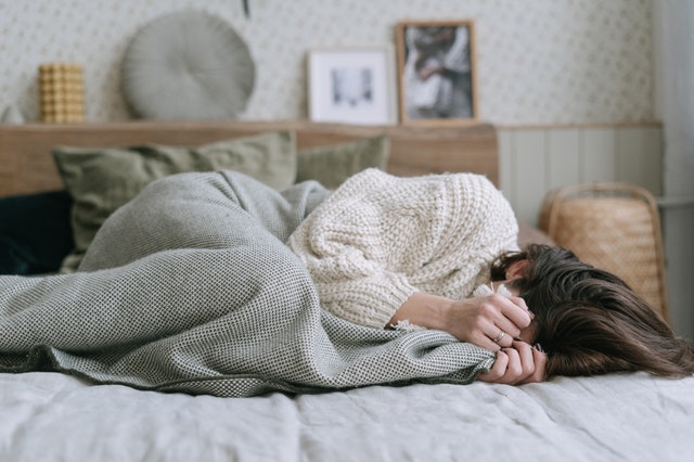 Die Schlafapnoe geht mit unangenehmen Atempausen einher, und der Körper neigt zu einer unzureichenden Sauerstoffversorgung, was verschiedene gesundheitliche Probleme mit sich bringt.